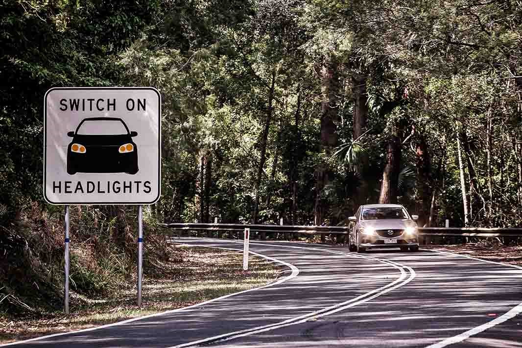 Farol baixo agora é obrigatório durante o dia em rodovias