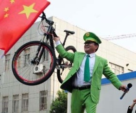 Bilionário chines dá carros para donos de veí­culos danificados em protesto.